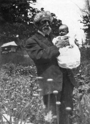 Matthew Wardell (1842-1934) with granddaughter Jean Boyd, Huntsville, Ontario, 1914.