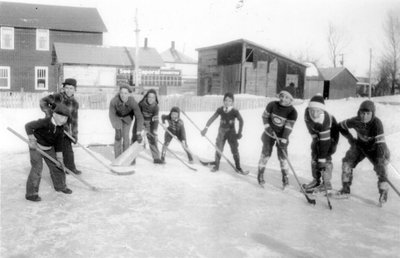 Des amis jouant au Hockey