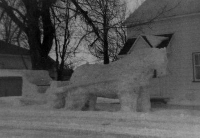 Sculpture de neige d'Émanuel Larivière, père de Lise Larivière (Lacroix) devant la maison d'Albert Servais.