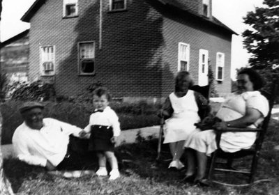 Eddy Kelty, Philippe Roy, Emma Asselin, Monique Roy posés devant la maison d'Arthur Pommainville.