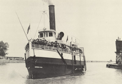 EMPRESS OF INDIA entering Port Dalhousie