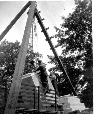 Erection of the war memorial in Milton