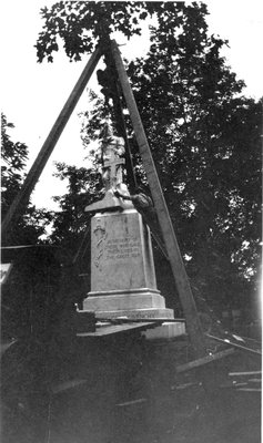 Erection of the war memorial in Milton