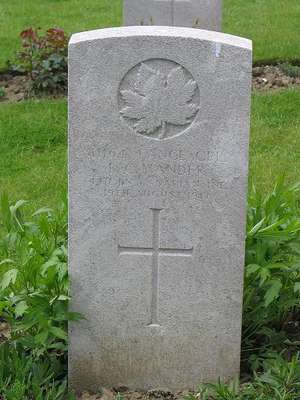 CWGC marker for the grave of Bertie Cecil Mander, 1889-1917.