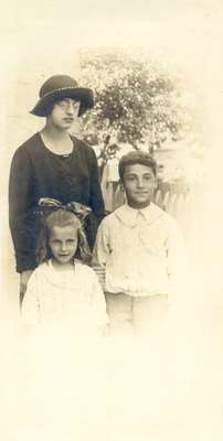 Sadie and John Summers with Muriel Benner