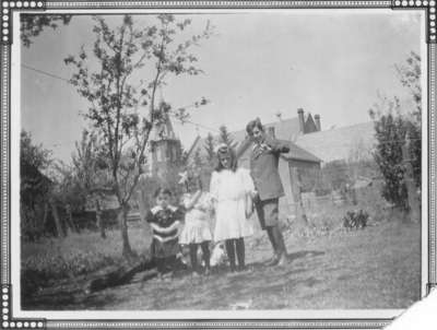 Children in garden on Mary Street