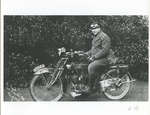 Homme sur une motocyclette / Man on a motorcycle