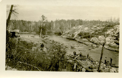 Hommes près de la rivière / Men by the river