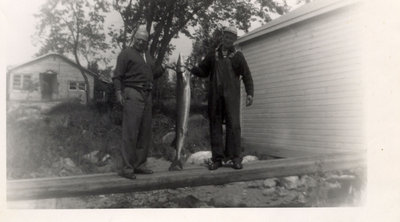 Deux hommes et leur prise / Two men and their catch