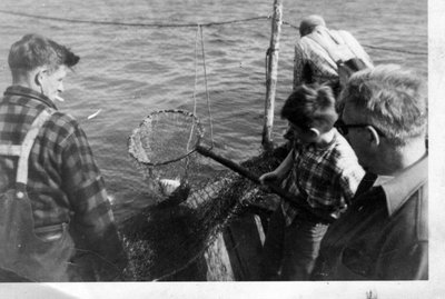 Groupe d'hommes à la pêche / Group of men fishing