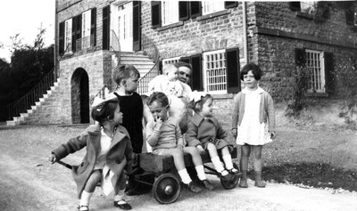 Group of children in back of Willowbank