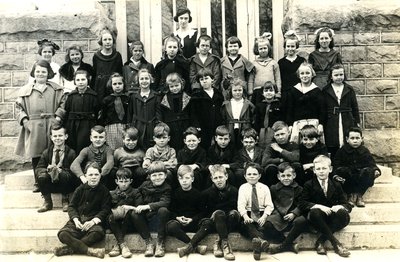 Group of student in front of Laura Secord Memorial School in Queenston, 1922.