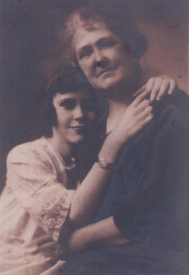 Portrait of Maud Elizabeth Lowrey with her daughter Vera Marie