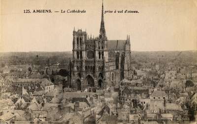 Amiens -- La Cathedrale prise a vol d'oiseau [A bird's-eye view of the Amiens Cathedral]