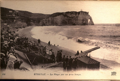 Étretat – La Plage par un gros temps ca. 1900