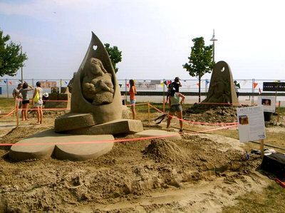 Master sand sculptors at work.<br> Photo courtesy of Bronte BIA.