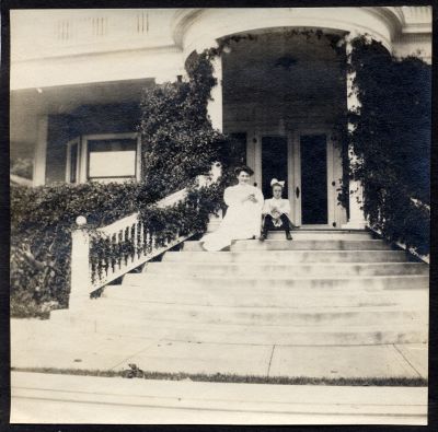 Ann Hopper (Flett) and Hazel Chisholm at Mount Vernon