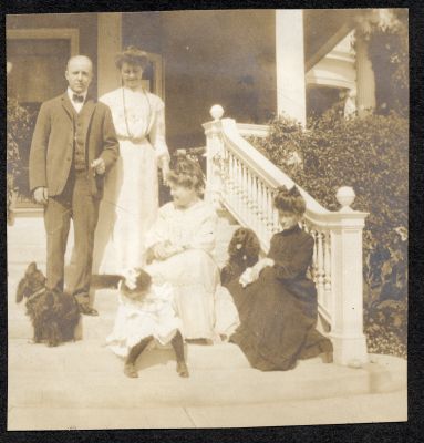 Arch Hodgman, Ann Flett, Minnie Hodgman, Hazel and Emelda Chisholm, Dogs John's Topsy and Toby at Mount Vernon