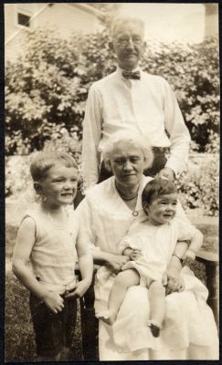 Hart children with grandparents