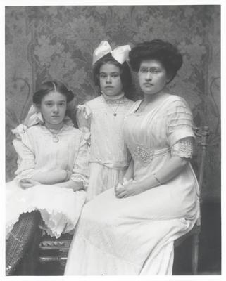 Emelda Beeler Chisholm with Juliet and Hazel Chisholm