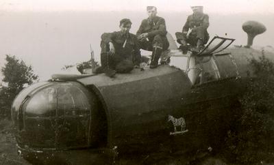 Don Bastead (middle)on Second World War aircraft.