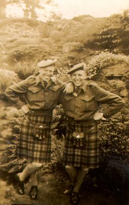 Lieutenants Donald Leaver (right) and Arthur Kemp (left) with the Lorne Scots, in England, 1943.