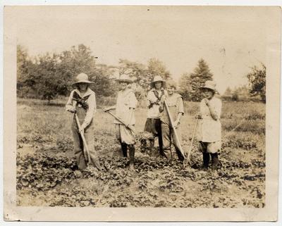 Farmerettes in the Oakville region during the First World War