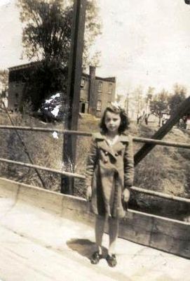 Une jeune inconnue sur le pont Saint-Jacques