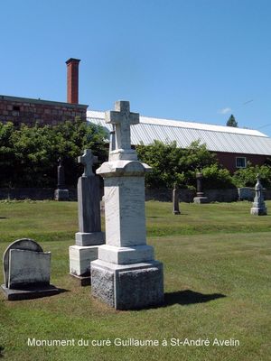 Le monument du curé Casimir Guillaume