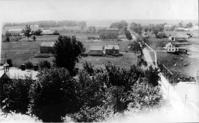 Vue du rang Saint-Jacques (Embrun) prise à partir du clocher de l’église.