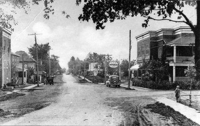 Vue de la rue Notre-Dame (Embrun) en direction ouest.