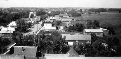 Vue de la rue Notre-Dame (Embrun) en direction ouest prise du clocher de l’église.