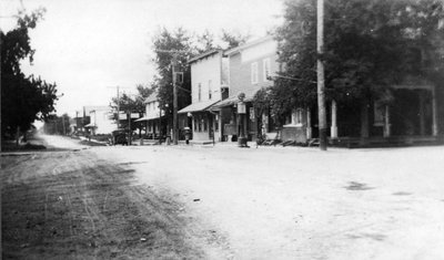 Vue de la rue Notre-Dame (Embrun) en direction ouest.