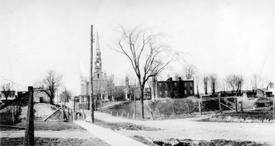 Le pont du rang Saint-Jacques, l’école Saint-Jean et l’église à Embrun.