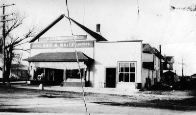 Le magasin d’Albert Latrémouille au coin de Notre-Dame et Sainte-Marie à Embrun.