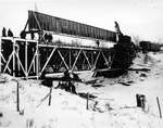 La construction du pont du chemin de fer du New York Central franchissant la rivière Castor vers le milieu du village d'Embrun...