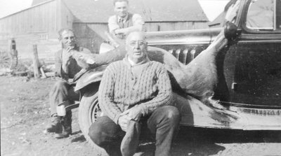 Partie de chasse 1933 (Embrun): J. Bourdeau A. Lafleur DR. J.P. Bourdeau vétérinaire.