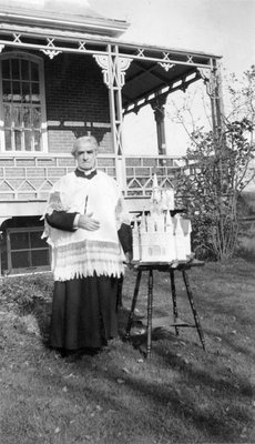 Le curé Forget (Embrun) devant le gâteau de son 50e anniversaire de prêtrise.