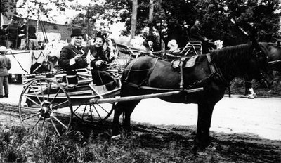 Un char allégorique du défilé présenté à Embrun à l’occasion de la Saint-Jean Baptiste.