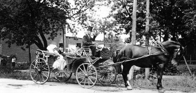 Un char allégorique du défilé présenté à Embrun à l’occasion de la Saint-Jean Baptiste.