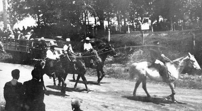 Un char allégorique du défilé présenté à Embrun à l’occasion de la Saint-Jean Baptiste.