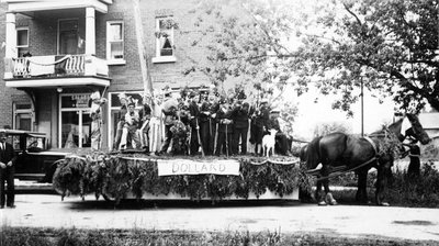 Un char allégorique du défilé présenté à Embrun à l’occasion de la Saint-Jean Baptiste.