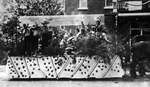 Un char allégorique du défilé présenté à Embrun à l’occasion de la Saint-Jean Baptiste.