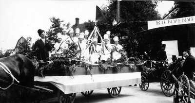 Un char allégorique du défilé présenté à Embrun à l’occasion de la Saint-Jean Baptiste.