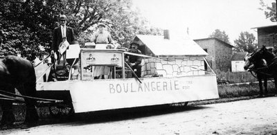 Un char allégorique du défilé présenté à Embrun à l’occasion de la Saint-Jean Baptiste.