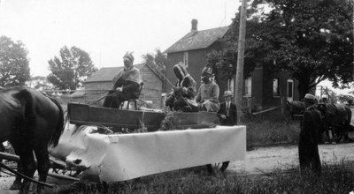 Un char allégorique du défilé présenté à Embrun à l’occasion de la Saint-Jean Baptiste.