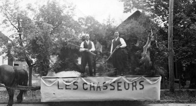 Un char allégorique du défilé présenté à Embrun à l’occasion de la Saint-Jean Baptiste.