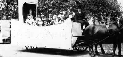 Un char allégorique du défilé présenté à Embrun à l’occasion de la Saint-Jean Baptiste.