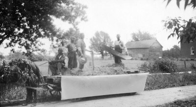 Un char allégorique du défilé présenté à Embrun à l’occasion de la Saint-Jean Baptiste.