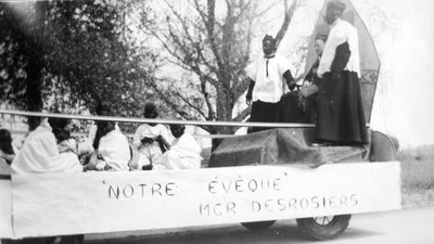 Un char allégorique du défilé présenté à Embrun à l’occasion de la Saint-Jean Baptiste.